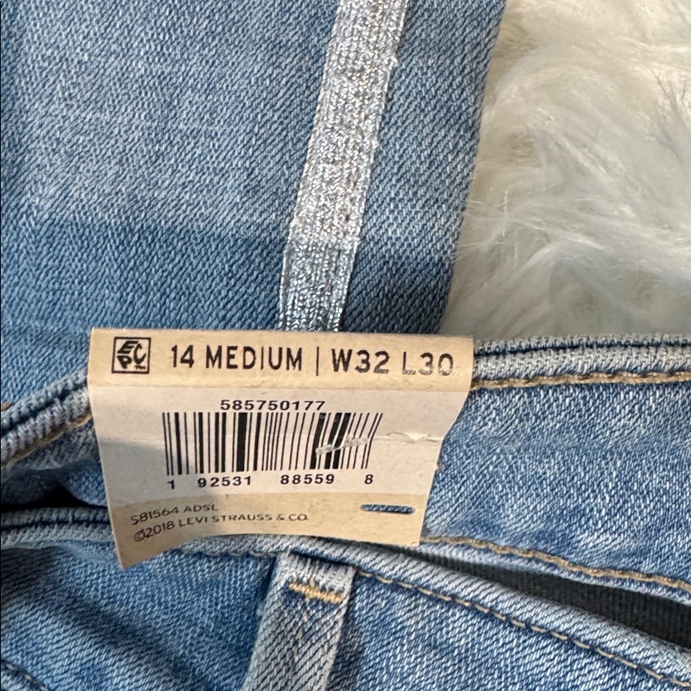 Levi's Classic Denim Jeans in Light Blue - Picture 5 of 8